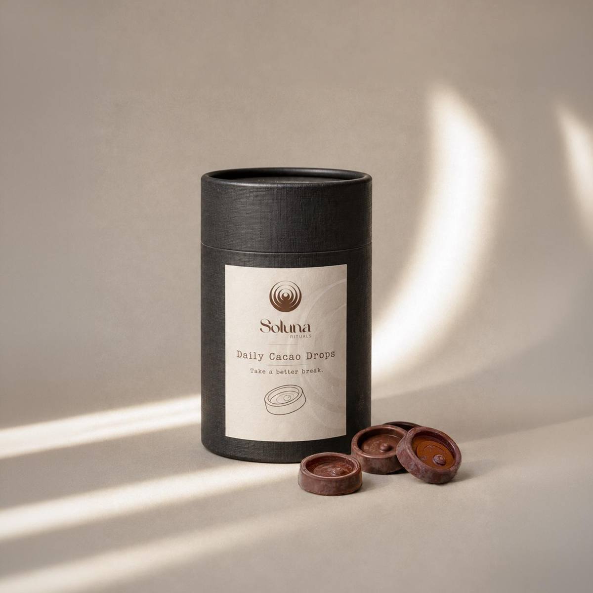 Daily Cacao Drops a Soluna Rituals-tól: fekete tubus kézzel készült kakaó dropokkal