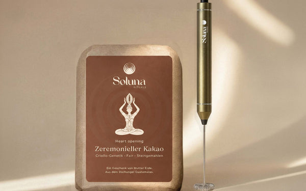 Zeremonieller Kakao Criollo und goldener Ritual Mixer