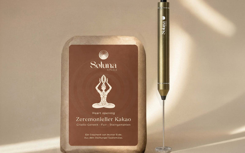 Zeremonieller Kakao Criollo und goldener Ritual Mixer