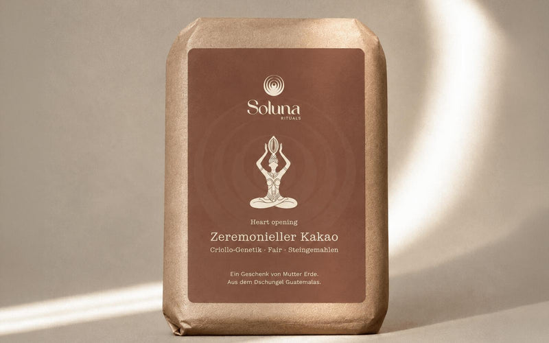 Zeremonieller Kakao Criollo von Soluna Rituals im Sonnenlicht