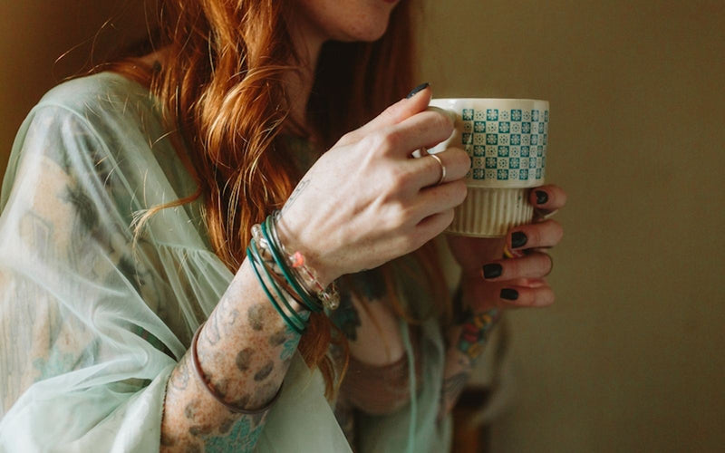 Frau hält eine Tasse Kakao in beiden Händen