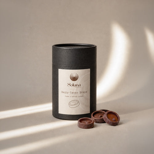Daily Cacao Drops von Soluna Rituals: schwarze Kakao-Tube mit handgemachten Kakao-Drops