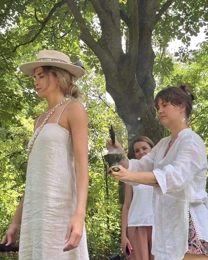 Zwei Personen im Grünen bei einem Soluna Event