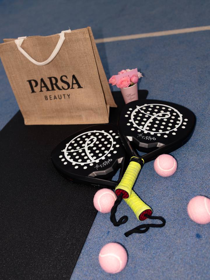 Goodie Bag, Padel-Schläger und rosa Bälle bei einem Soluna Event