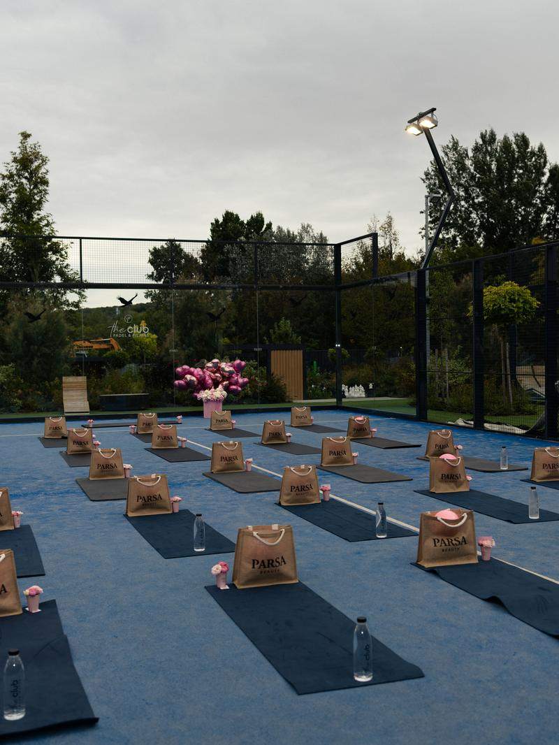 Yoga-Setup bei einem Event auf dem Padel-Court