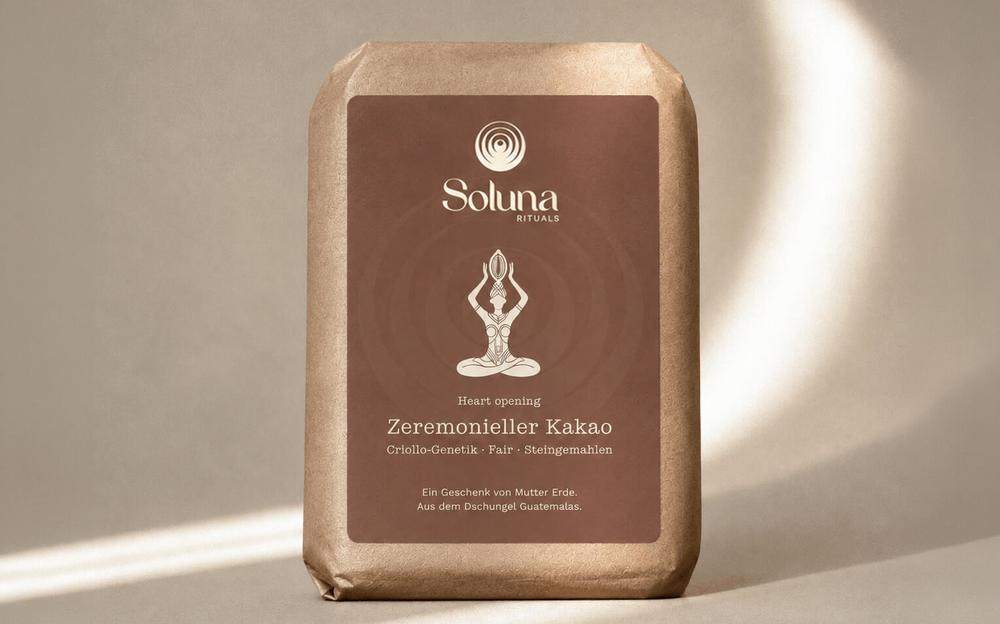 Zeremonieller Kakao Criollo von Soluna im Sonnenlicht